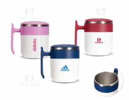 Caneca com design modero, feita em inox e capacidade de até 350ml. Ela possui revestimento externo, alça e tampa de encaixe em plástico, além da base emborrachada antiderrapante para oferecer mais segurança durante seu uso.