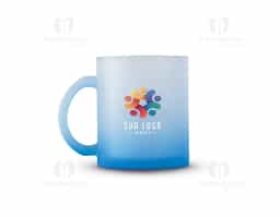 Caneca em vidro com acabamento fosco degradê e capacidade de até 350ml, que agrega visual moderno e diferenciado ao produto. Ideal para bebidas quentes ou frias, é resistente e confortável no uso. Brinde corporativo elegante, perfeito para ações promocionais, eventos e uso no dia a dia.