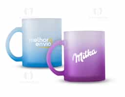 Caneca em vidro com acabamento fosco degradê e capacidade de até 350ml, que agrega visual moderno e diferenciado ao produto. Ideal para bebidas quentes ou frias, é resistente e confortável no uso. Brinde corporativo elegante, perfeito para ações promocionais, eventos e uso no dia a dia.