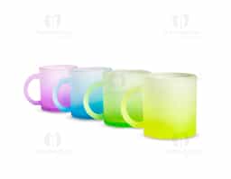 Caneca em vidro com acabamento fosco degradê e capacidade de até 350ml, que agrega visual moderno e diferenciado ao produto. Ideal para bebidas quentes ou frias, é resistente e confortável no uso. Brinde corporativo elegante, perfeito para ações promocionais, eventos e uso no dia a dia.