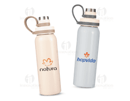 Garrafa em aço inox com capacidade de 800 ml, desenvolvida para oferecer resistência e praticidade no dia a dia. Possui alça em silicone que facilita o transporte e o manuseio. Um brinde corporativo moderno e funcional, ideal para ações promocionais, eventos e incentivo ao consumo consciente.