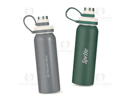 Garrafa em aço inox com capacidade de 800 ml, desenvolvida para oferecer resistência e praticidade no dia a dia. Possui alça em silicone que facilita o transporte e o manuseio. Um brinde corporativo moderno e funcional, ideal para ações promocionais, eventos e incentivo ao consumo consciente.