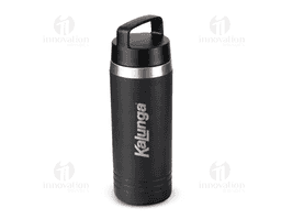 Garrafa térmica em inox com capacidade para até 700ml. Conta com estrutura de parede dupla e vedação a vácuo para garantir a conservação da temperatura dos líquidos por mais tempo, além de tampa rosqueável em plástico com alça fixa para transporte.