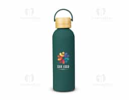 Garrafa térmica em inox com pintura emborrachada e capacidade para até 500ml. Possui estrutura de parede dupla e vedação a vácuo que permite conservar a temperatura de bebidas por mais tempo, além de tampa rosqueável em bambu com alça plástica para transporte.