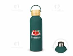 Garrafa térmica em inox com pintura emborrachada e capacidade para até 500ml. Possui estrutura de parede dupla e vedação a vácuo que permite conservar a temperatura de bebidas por mais tempo, além de tampa rosqueável em bambu com alça plástica para transporte.