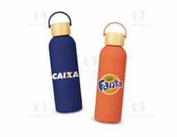 Garrafa térmica em inox com pintura emborrachada e capacidade para até 500ml. Possui estrutura de parede dupla e vedação a vácuo que permite conservar a temperatura de bebidas por mais tempo, além de tampa rosqueável em bambu com alça plástica para transporte.