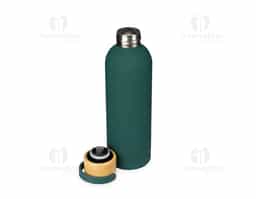 Garrafa térmica em inox com pintura emborrachada e capacidade para até 500ml. Possui estrutura de parede dupla e vedação a vácuo que permite conservar a temperatura de bebidas por mais tempo, além de tampa rosqueável em bambu com alça plástica para transporte.