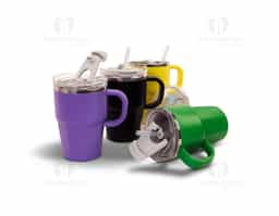 Caneca de parede dupla com interior em inox 304, revestimento externo e alça em plástico polipropileno (PP) e capacidade máxima de 550ml. Possui tampa de pressão em AS com protetor para o bocal em PP, além de acesso para canudo e anel de vedação em silicone, permitindo duas formas de consumo de bebidas. Acompanha canudo plástico.
