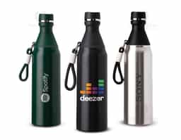 Garrafa térmica em inox com capacidade para até 500ml. Possui estrutura de parede dupla, ideal para conservar a temperatura de líquidos por mais tempo. Conta com tampa rosqueável e compartimento removível em plástico, permitindo o uso como copo. Acompanha alça em nylon com detalhes em plástico e mosquetão metálico.