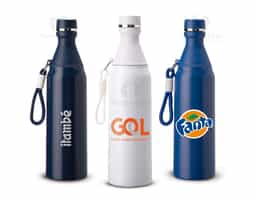 Garrafa térmica em inox com capacidade para até 500ml. Possui estrutura de parede dupla, ideal para conservar a temperatura de líquidos por mais tempo. Conta com tampa rosqueável e compartimento removível em plástico, permitindo o uso como copo. Acompanha alça em nylon com detalhes em plástico e mosquetão metálico.