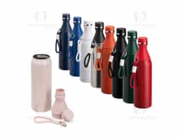 Garrafa térmica em inox com capacidade para até 500ml. Possui estrutura de parede dupla, ideal para conservar a temperatura de líquidos por mais tempo. Conta com tampa rosqueável e compartimento removível em plástico, permitindo o uso como copo. Acompanha alça em nylon com detalhes em plástico e mosquetão metálico.