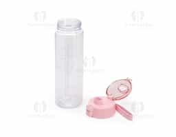 Garrafa feita em plástico livre de BPA com capacidade máxima de 750ml e marcação de volume impressa de até 700ml. Possui tampa rosqueável em polipropileno (PP) com protetor para o bocal, botão de acionamento e alça de mão em silicone.