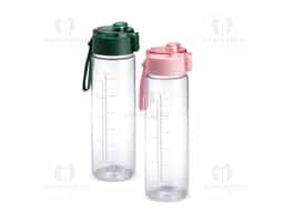 Garrafa feita em plástico livre de BPA com capacidade máxima de 750ml e marcação de volume impressa de até 700ml. Possui tampa rosqueável em polipropileno (PP) com protetor para o bocal, botão de acionamento e alça de mão em silicone.
