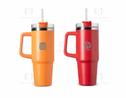 Caneca térmica em inox 304 com pintura eletrostática e capacidade para até 900ml. Apresenta estrutura de parede dupla e vedação a vácuo, o que permite a conservação da temperatura de líquidos por mais tempo. Dispõe ainda de tampa rosqueável em plástico com acesso para canudo e trava giratória. Acompanha canudo plástico.