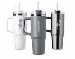 Caneca térmica em inox 304 com pintura eletrostática e capacidade para até 900ml. Apresenta estrutura de parede dupla e vedação a vácuo, o que permite a conservação da temperatura de líquidos por mais tempo. Dispõe ainda de tampa rosqueável em plástico com acesso para canudo e trava giratória. Acompanha canudo plástico.
