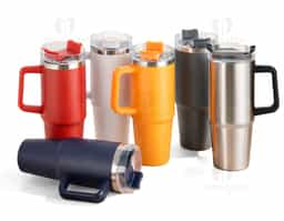 Caneca térmica em inox 304 com pintura eletrostática e capacidade para até 900ml. Apresenta estrutura de parede dupla e vedação a vácuo, o que permite a conservação da temperatura de líquidos por mais tempo. Dispõe ainda de tampa rosqueável em plástico com acesso para canudo e trava giratória. Acompanha canudo plástico.