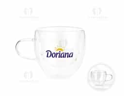 Xícara em vidro borossilicato com capacidade de até 70ml e estrutura de parede dupla, que ajuda a reduzir a transferência de calor para a parte externa. Leve e resistente, possui design moderno que valoriza a apresentação, sendo uma opção elegante e funcional para brindes corporativos.