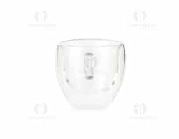 Xícara em vidro borossilicato com capacidade de até 70ml e estrutura de parede dupla, que ajuda a reduzir a transferência de calor para a parte externa. Leve e resistente, possui design moderno que valoriza a apresentação, sendo uma opção elegante e funcional para brindes corporativos.