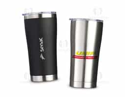Copo térmico em aço inox 304, com capacidade máxima de 550 ml. Apresenta construção em parede dupla e tampa plástica de pressão, com sistema não rosqueável, proporcionando fechamento eficiente, dificultando vazamentos. Conta também com anel de vedação e protetor deslizante para o bocal, que contribuem para a qualidade da bebida.