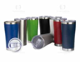 Copo térmico em aço inox 304, com capacidade máxima de 550 ml. Apresenta construção em parede dupla e tampa plástica de pressão, com sistema não rosqueável, proporcionando fechamento eficiente, dificultando vazamentos. Conta também com anel de vedação e protetor deslizante para o bocal, que contribuem para a qualidade da bebida.