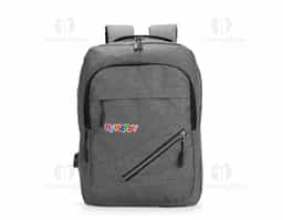 Mochila em tecido Oxford resistente à água com capacidade máxima de 18 litros. Possui compartimento principal com quatro bolsos pequenos e divisória acolchoada para notebook de até 15,6 polegadas. Apresenta um compartimento frontal e dois bolsos em tamanhos diferentes, um deles com faixa refletiva na área do zíper, além de um bolso e um adaptador USB posicionados em laterais opostas. Dispõe de alça superior de mão e duas alças de ombro, estas com revestimento em tecido respirável. Obs.: A posição do adaptador USB pode variar conforme o lote do produto.