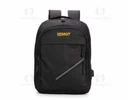 Mochila em tecido Oxford resistente à água com capacidade máxima de 18 litros. Possui compartimento principal com quatro bolsos pequenos e divisória acolchoada para notebook de até 15,6 polegadas. Apresenta um compartimento frontal e dois bolsos em tamanhos diferentes, um deles com faixa refletiva na área do zíper, além de um bolso e um adaptador USB posicionados em laterais opostas. Dispõe de alça superior de mão e duas alças de ombro, estas com revestimento em tecido respirável. Obs.: A posição do adaptador USB pode variar conforme o lote do produto.