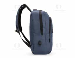 Mochila em tecido Oxford resistente à água com capacidade máxima de 18 litros. Possui compartimento principal com quatro bolsos pequenos e divisória acolchoada para notebook de até 15,6 polegadas. Apresenta um compartimento frontal e dois bolsos em tamanhos diferentes, um deles com faixa refletiva na área do zíper, além de um bolso e um adaptador USB posicionados em laterais opostas. Dispõe de alça superior de mão e duas alças de ombro, estas com revestimento em tecido respirável. Obs.: A posição do adaptador USB pode variar conforme o lote do produto.