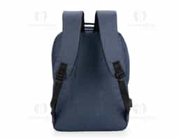 Mochila em tecido Oxford resistente à água com capacidade máxima de 18 litros. Possui compartimento principal com quatro bolsos pequenos e divisória acolchoada para notebook de até 15,6 polegadas. Apresenta um compartimento frontal e dois bolsos em tamanhos diferentes, um deles com faixa refletiva na área do zíper, além de um bolso e um adaptador USB posicionados em laterais opostas. Dispõe de alça superior de mão e duas alças de ombro, estas com revestimento em tecido respirável. Obs.: A posição do adaptador USB pode variar conforme o lote do produto.