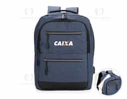 Mochila em tecido Oxford impermeável com detalhes em couro sintético e capacidade máxima de 18 litros. Possui quatro bolsos pequenos e divisória acolchoada para notebook de até 15,6 polegadas no compartimento principal. Apresenta compartimento frontal e dois bolsos em tamanhos diferentes com faixas refletivas na região dos zíperes, além de um bolso e um adaptador USB posicionados em laterais opostas. dispõe de alça superior de mão e duas alças de ombro, estas com revestimento em tecido respirável. Obs.: A posição do adaptador USB pode variar conforme o lote do produto.