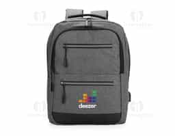 Mochila em tecido Oxford impermeável com detalhes em couro sintético e capacidade máxima de 18 litros. Possui quatro bolsos pequenos e divisória acolchoada para notebook de até 15,6 polegadas no compartimento principal. Apresenta compartimento frontal e dois bolsos em tamanhos diferentes com faixas refletivas na região dos zíperes, além de um bolso e um adaptador USB posicionados em laterais opostas. dispõe de alça superior de mão e duas alças de ombro, estas com revestimento em tecido respirável. Obs.: A posição do adaptador USB pode variar conforme o lote do produto.