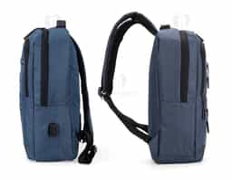 Mochila em tecido Oxford impermeável com detalhes em couro sintético e capacidade máxima de 18 litros. Possui quatro bolsos pequenos e divisória acolchoada para notebook de até 15,6 polegadas no compartimento principal. Apresenta compartimento frontal e dois bolsos em tamanhos diferentes com faixas refletivas na região dos zíperes, além de um bolso e um adaptador USB posicionados em laterais opostas. dispõe de alça superior de mão e duas alças de ombro, estas com revestimento em tecido respirável. Obs.: A posição do adaptador USB pode variar conforme o lote do produto.