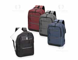 Mochila em tecido Oxford impermeável com detalhes em couro sintético e capacidade máxima de 18 litros. Possui quatro bolsos pequenos e divisória acolchoada para notebook de até 15,6 polegadas no compartimento principal. Apresenta compartimento frontal e dois bolsos em tamanhos diferentes com faixas refletivas na região dos zíperes, além de um bolso e um adaptador USB posicionados em laterais opostas. dispõe de alça superior de mão e duas alças de ombro, estas com revestimento em tecido respirável. Obs.: A posição do adaptador USB pode variar conforme o lote do produto.