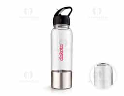 Squeeze feito em plástico AS livre de BPA, fundo com revestimento externo em aço inox 201, capacidade máxima de 750ml e marcação de volume de até 750ml. Possui tampa rosqueável em polipropileno (PP) com bico retrátil em poliestireno (PS), canudo removível e alça fixa para transporte.