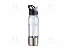 Squeeze feito em plástico AS livre de BPA, fundo com revestimento externo em aço inox 201, capacidade máxima de 750ml e marcação de volume de até 750ml. Possui tampa rosqueável em polipropileno (PP) com bico retrátil em poliestireno (PS), canudo removível e alça fixa para transporte.