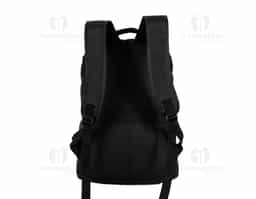 Mochila impermeável confeccionada em Oxford com revestimento em PU e capacidade para até 23 litros. Possui compartimento interno principal com divisória para notebooks de até 15,6 polegadas. Conta ainda com revestimento em espuma respirável na região das costas, nas alças de ombro e na alça superior de mão, além de dois compartimentos frontais em tamanhos diferentes e dois bolsos laterais com elástico e alça para encaixe em malas de viagem.