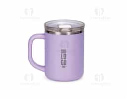 Caneca de parede dupla, com interior em inox 304 e revestimento externo e alça em plástico polipropileno (PP). Com capacidade máxima de 450ml, possui tampa de pressão em AS com protetor deslizante para o bocal em PP.