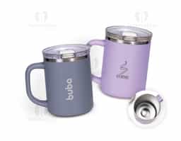 Caneca de parede dupla, com interior em inox 304 e revestimento externo e alça em plástico polipropileno (PP). Com capacidade máxima de 450ml, possui tampa de pressão em AS com protetor deslizante para o bocal em PP.