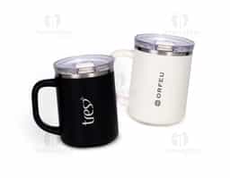 Caneca de parede dupla, com interior em inox 304 e revestimento externo e alça em plástico polipropileno (PP). Com capacidade máxima de 450ml, possui tampa de pressão em AS com protetor deslizante para o bocal em PP.