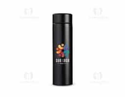 Garrafa térmica de 400ml com parede dupla, ideal para manter bebidas na temperatura por mais tempo. Produzida com inox 201 externo e inox 304 interno, conta com tampa rosqueável com vedação segura e base antiderrapante. Acompanha infusor em inox, perfeita para chás e bebidas aromatizadas, sendo um brinde sofisticado e funcional.