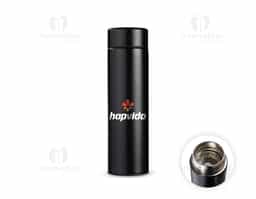Garrafa térmica de 400ml com parede dupla, ideal para manter bebidas na temperatura por mais tempo. Produzida com inox 201 externo e inox 304 interno, conta com tampa rosqueável com vedação segura e base antiderrapante. Acompanha infusor em inox, perfeita para chás e bebidas aromatizadas, sendo um brinde sofisticado e funcional.
