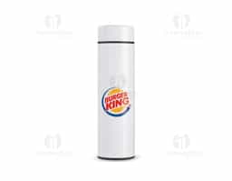 Garrafa térmica de 400ml com parede dupla, ideal para manter bebidas na temperatura por mais tempo. Produzida com inox 201 externo e inox 304 interno, conta com tampa rosqueável com vedação segura e base antiderrapante. Acompanha infusor em inox, perfeita para chás e bebidas aromatizadas, sendo um brinde sofisticado e funcional.