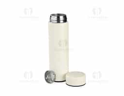 Garrafa térmica de 400ml com parede dupla, ideal para manter bebidas na temperatura por mais tempo. Produzida com inox 201 externo e inox 304 interno, conta com tampa rosqueável com vedação segura e base antiderrapante. Acompanha infusor em inox, perfeita para chás e bebidas aromatizadas, sendo um brinde sofisticado e funcional.