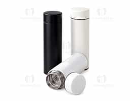 Garrafa térmica de 400ml com parede dupla, ideal para manter bebidas na temperatura por mais tempo. Produzida com inox 201 externo e inox 304 interno, conta com tampa rosqueável com vedação segura e base antiderrapante. Acompanha infusor em inox, perfeita para chás e bebidas aromatizadas, sendo um brinde sofisticado e funcional.