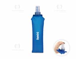 Squeeze dobrável feito em poliuretano termoplástico (TPU) livre de BPA. Possui capacidade máxima de 500ml, bico rosqueável com protetor de encaixe em plástico e topo em silicone macio, que permite o consumo de líquidos ao morder levemente a ponta após inclinar o squeeze.