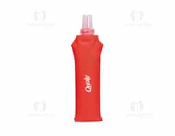 Squeeze dobrável feito em poliuretano termoplástico (TPU) livre de BPA. Possui capacidade máxima de 500ml, bico rosqueável com protetor de encaixe em plástico e topo em silicone macio, que permite o consumo de líquidos ao morder levemente a ponta após inclinar o squeeze.