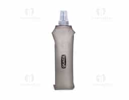 Squeeze dobrável feito em poliuretano termoplástico (TPU) livre de BPA. Possui capacidade máxima de 500ml, bico rosqueável com protetor de encaixe em plástico e topo em silicone macio, que permite o consumo de líquidos ao morder levemente a ponta após inclinar o squeeze.