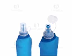 Squeeze dobrável feito em poliuretano termoplástico (TPU) livre de BPA. Possui capacidade máxima de 500ml, bico rosqueável com protetor de encaixe em plástico e topo em silicone macio, que permite o consumo de líquidos ao morder levemente a ponta após inclinar o squeeze.