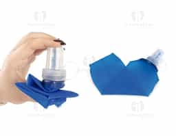 Squeeze dobrável feito em poliuretano termoplástico (TPU) livre de BPA. Possui capacidade máxima de 500ml, bico rosqueável com protetor de encaixe em plástico e topo em silicone macio, que permite o consumo de líquidos ao morder levemente a ponta após inclinar o squeeze.