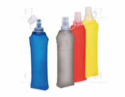 Squeeze dobrável feito em poliuretano termoplástico (TPU) livre de BPA. Possui capacidade máxima de 500ml, bico rosqueável com protetor de encaixe em plástico e topo em silicone macio, que permite o consumo de líquidos ao morder levemente a ponta após inclinar o squeeze.