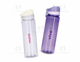 Squeeze de 700ml em plástico AS livre de BPA, com design funcional e prático para o dia a dia. Possui tampa com bico flip, canudo removível e vedação em silicone, garantindo segurança no uso. Conta ainda com alça para transporte, sendo uma ótima opção de brinde promocional com excelente área para personalização.